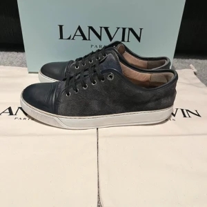 Lanvin skor intressekoll - Intressekoll på ett par as snygga gråa lanvin skor, små hål i hälarna vilket man inte ens märker. Box medföljer