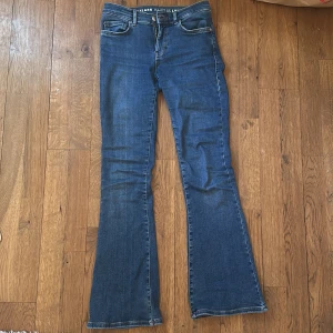 Blå bootcut jeans - Snygga lowwaisted blå bootcut jeans från bikbok! 