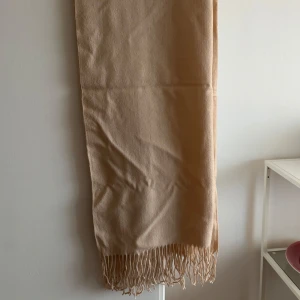 Halsdukar 2 för 30kr - Två helt nya scarfar. Fina färger och väldigt mjukt material. 