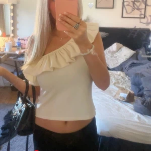 Vit offshoulder topp med volang - Storlek M men sitter som xs/s. Nästintill använd 