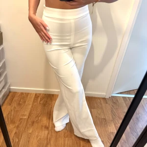 Vita Zara kostymbyxor  - Byxorna har hög midja och en rak passform. Aldrig använda. Är 158cm. 