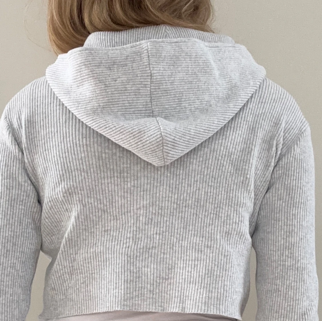 Ljusgrå zip up med luva - 4