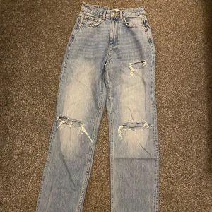 Blåa jeans  - Blå jeans med slitningar!💕