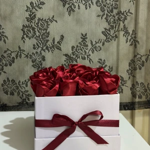 Dekorativ presentlåda med röda rosor - Handgjorda rosor av satinband. Boxen är cirka 16cm Perfekt som en romantisk gåva eller dekoration. Till alla hjärtans dag present till dig eller någon du tycker om ❤️❤️