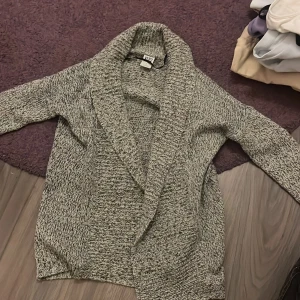 Grå stickad kofta från Vero Moda - Stickad kofta från vero Moda i storlek S.