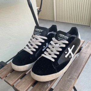 Svarta sneakers från Premiata - Snygga svarta sneakers från Premiata med vita detaljer och snörning🤩. Skorna har en stilren design med en vit sula och en diskret logga på sidan. Perfekta för en avslappnad stil☕️. Pris går att diskutera vid snabb affär💸