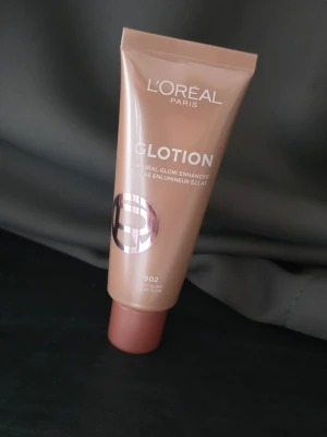 L'Oréal Glotion Glow Enhancer - Säljer den superpopulära och virala Lumi Glotion från L'Oréal! Den ger ett helt fantastiskt, naturligt glow och kan användas som den är, som primer under smink, eller blandas i din foundation.