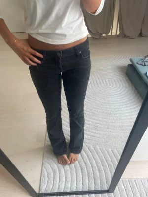 Lee jeans låg midja - Säljer ett par svarta jeans med låg midja och bootcut passform. Kostar 1099 nya❤️Jeansen har klassisk femficksdesign och stängs med knapp och dragkedja. Perfekta för dig som gillar en tidlös och enkel stil.