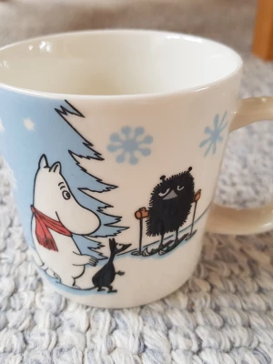 Muminmugg Skidtävling Mumin  - Felfri oanvänd mugg (utan etikett). Säljer fler Muminmuggar så kika gärna på mina övriga annonser också. Packar mycket noggrant. 