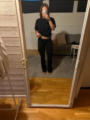 bootcut jeans  - bootcut jeans från nelly som är avklippta så dom passar mig som är 1,63m! Säljer då de inte är min stil längre 💞