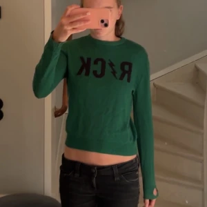 Grön Zadig tröja - Grön stickad tröja från Zadig&Voltaire med text ”Rock” Perfekt skick med inga defekter. Storlek xs men passar mindre och större