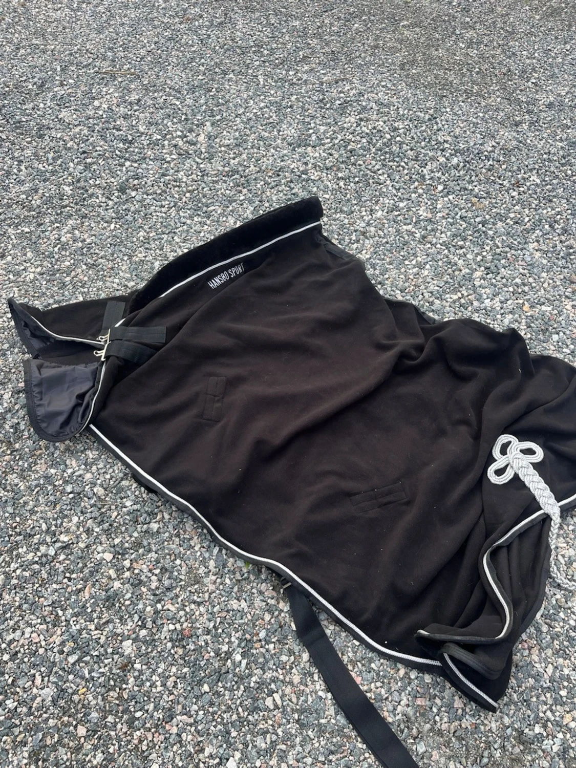 Svart fleecetäcke för häst