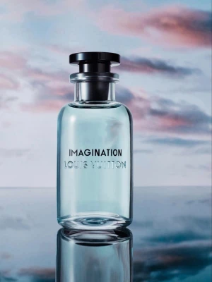 Imagination parfym från Louis Vuitton - Imagination från Louis Vuitton är en exklusiv parfym i en elegant, genomskinlig glasflaska med ljusblå ton och svart lock. Flaskan har en stilren och modern design med märkets logotyp tryckt på framsidan. Perfekt för dig som gillar lyxiga dofter och snygg inredningsdetalj.