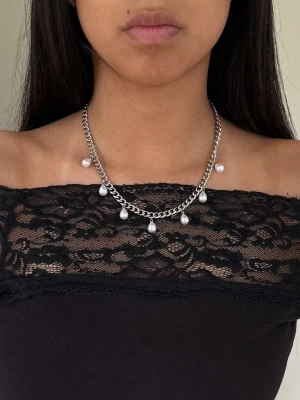 Silverfärgat 6mm bred halsband med  pärlor - Elegant halsband i silverfärgat rostfritt stål från Diavansa – finns även i guldpläterad variant. Matchande örhängen finns i en separat annons.  Smycket är 6 mm brett och har en justerbar längd mellan 42–50 cm, vilket gör att det passar perfekt oavsett stil och tillfälle. Nickeltestad och handgjort.8