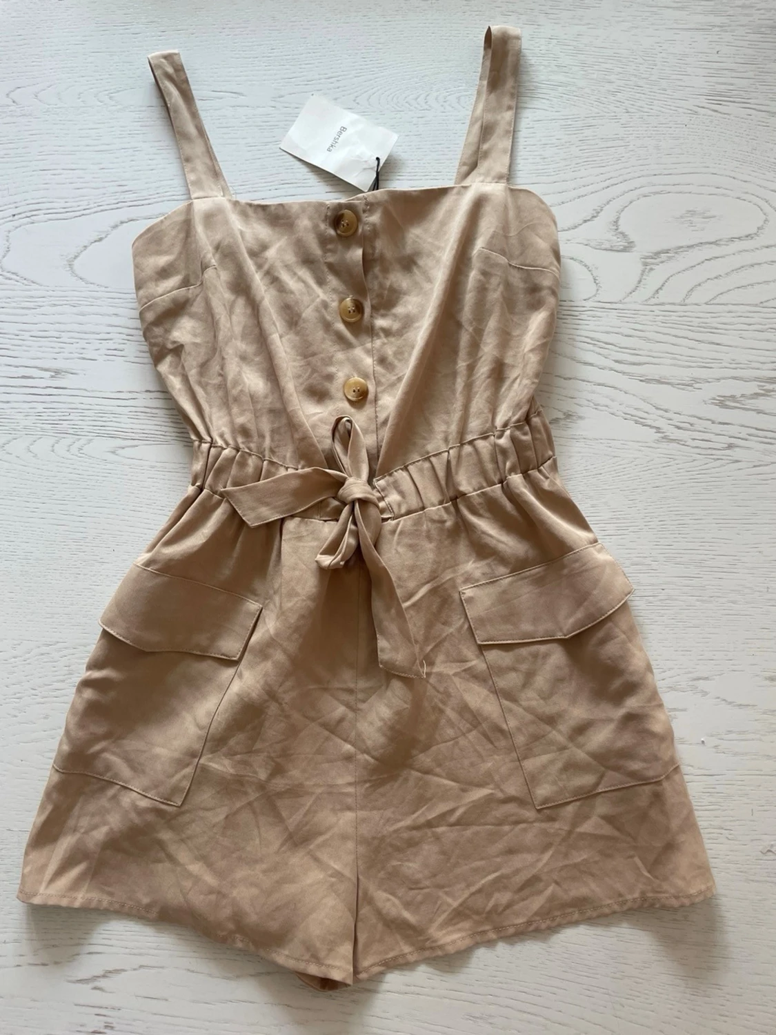 Beige kort jumpsuit med knappar