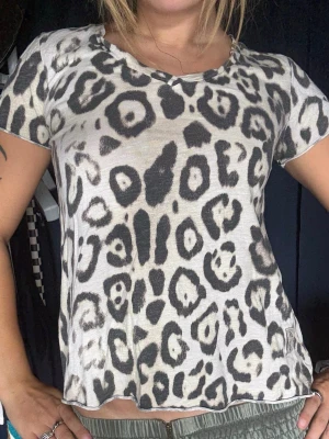 Y2K leopardmönstrad topp - Snygg leopardmönstrad topp från La-Lise i grå/vit/svart med en lite oversized och lätt utsvängd modell. Superfin Y2K / 90s-vibe 🐆🖤                    🤎 BUDAS UT PÅ LIVE! 🤎 Denna kommer att budas ut på min Plick Live 25 augusti kl. 19:00 🛍️