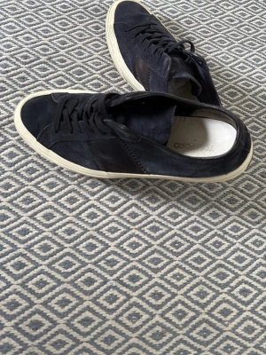 Tom ford skor mörkblå  - Säljer dessa riktigt feta mörkblå tom ford skor, sjukt sällsynta och snygg färg. Size us11 som motsvarar 43-44! Skick 9,5/10 nyskick använda få gånger. Nypris 10.000kr. Skicka vid funderingar.Har även kvitto på de om ni undrar. 