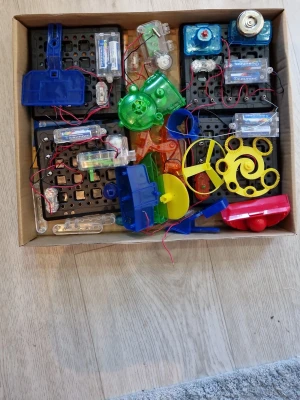 Connex 125 Scientific Challenge Set - Säljer ett Connex 125 Scientific Challenge Set, ett experimentset med färgglada plastdelar i blått, grönt, gult och rött. Setet innehåller olika elektroniska komponenter och kugghjul för att bygga spännande projekt och utmana din kreativitet.