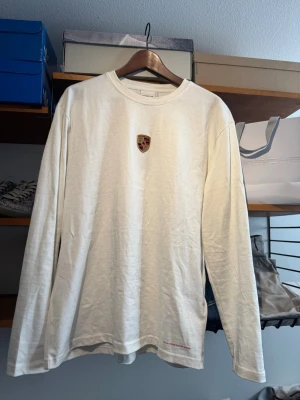 Vit långärmad Porsche t-shirt -  Säljer nu denna feta långärmade, t-shirt från Porsche, nyskick. Skriv Om du undrar över något. Köpt på Porsche påse och kvitto finns.