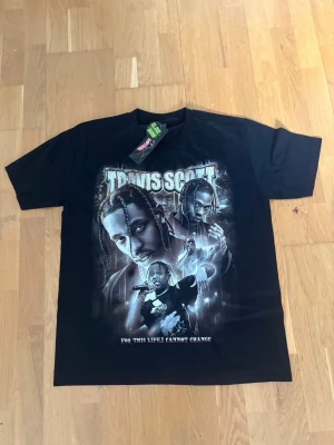 Svart Travis Scott t-shirt - Säljer en helt ny Travis scott tröja som är köpt i Grekland, storlek L!