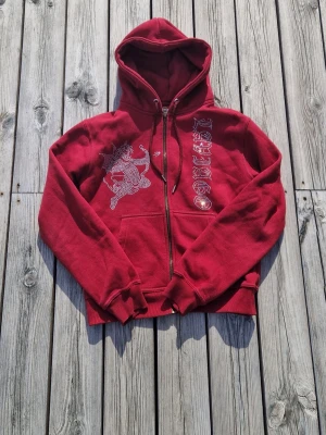 Rhinestone Hoodie från Laviago  - Hoodien såldes i limiterat antal, säljs alltså inte längre. Skicket är de på bilderna. Liten skada på axeln, men i övrigt så är hoodien i princip i nyskick. Om du är runt 165 cm och ganska small så passar hoodien perfekt!  
