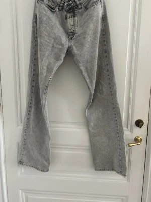 Hope Rush Jeans 30 - Klassiska rush jeans från hope. Gråa. Lite slitage längst ner på benen
