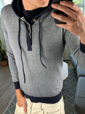 Stickad Hoodie Grå  - Stilren och trendig! Mått: A:45 B:45 C:40 D:62 (cm) Skriv vid fundering 😇🙌