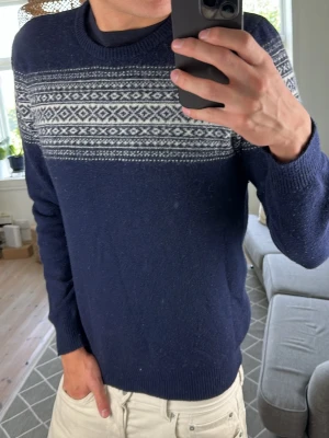 Mönsterstickad mörkblå tröja  - Väldigt snygg och trendig! Mått: A:55 B:45 C:41 D:64 (cm) 