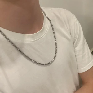 Halskedja/chain - En halskedja i rostfritt stål, gjord med boxchain länkar. Har använt den i cirka 1 år och köpte nyligen en ny så behöver inte den längre. Självklart tål den att duscha och bada med. Tveka inte om du har någon fråga eller vill diskutera pris!