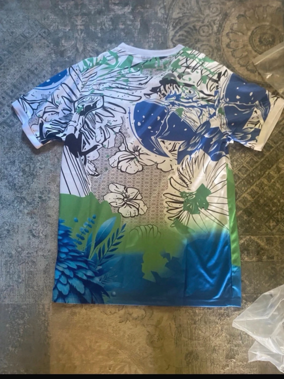 Färgstark t-shirt med papegojtryck - 1