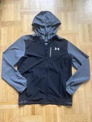 Under Armour Softshell Jacka - Säljer denna jacka från Under Armour. Storlek M. Väldigt fint skick och knappt använd. Vid eventuella frågor eller funderingar, skriv!