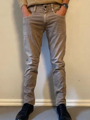 Anbass Replay Jeans - Säljer ett par schysst jeans från replay i modellen anbass. De är i färgen sand men liknar ljusgrått. Pris går att diskuteras vid snabbt köp!