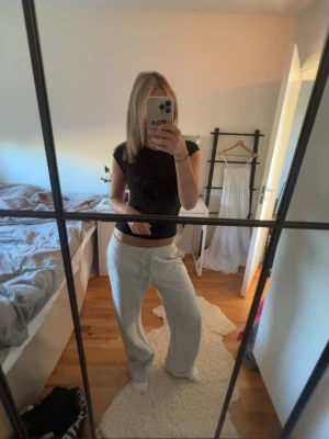 Ljusgråa mjukisbyxor med dragsko - Saknar lapp!  Jag står inte för frakt, tar gärna emot bud under det satta priset för kompromiss!💗   Allt jag säljer är i stort sätt i nytt skick för ett lägre pris, kolla in resten av mina artiklar i min profil!