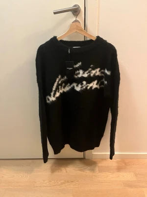 Stickad Saint Laurent tröja  - Helt ny stickad Saint Laurent tröja. Storlek S men sitter mer som M/L. Kom privat för fler frågor 