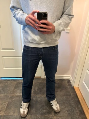 Mörkblåa jeans Filippa K - Mörkblåa jeans från Filippa K i storlek 31/32. Hör av er vid mer frågor eller bilder pris kan diskuteras 