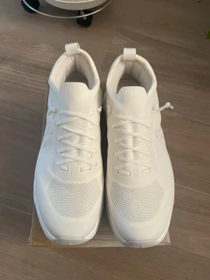 On cloudtilt moon - Brand new sneakers from On. On cloud versions 
