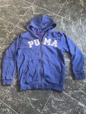 Puma kofta - Säljer en snygg puma kofta. Färgen är mörkblå och vit, storlek Xs, mycket bra skick bara lite skrynklig. Hör av dig vid fler frågor eller bilder