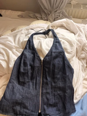 Jeanstopp - Halterneck topp i jeand material. Aldrig använt! Och säljer pågrund av inget tillfälle att använda❤️