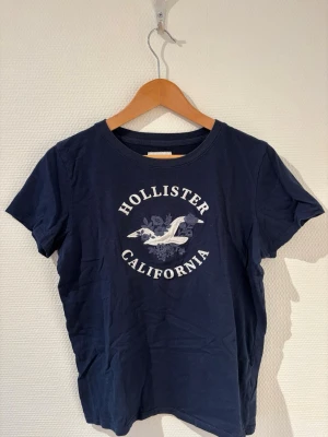 Hollister T-shirt  - Mörkblå T-shirt från Hollister💙.                                   Storlek M