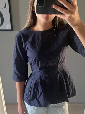 Mörkblå blus med trekvartsärm - Säljer denna söta mörkblåa blusen med trekvartsärm och rund hals. Knappt använd så i fint skick💕💕 I strl XS från Zara. Säljer pga att jag inte använder längre