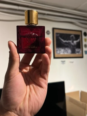 Versace Eros Flame Eau de Parfum 30 ml - Tja säljer denna Versace Eros flame ungefär 60 procent kvar pris kan diskuteras! Nypris runt 500-600 
