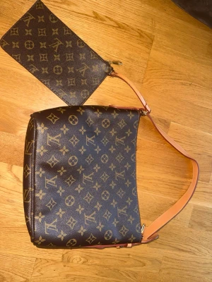 Louis Vuitton Monogram BB Handbag Brown - Säljer min helt ny louis vuitton monogram BB handbag brown som jag har fått i present men vet tyvärr inte om den är äkta men väskan är jätte fin