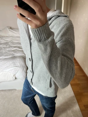 Ljusgrå stickad hoodie från Hollister - Säljer en väldigt snygg stickad hoodie från Hollister. Hoodien är i ett väldigt fint skick utan defekter! ✌🏼——————————————————————————                                                                      📐| Storlek: M                                                           👖| Märke: Hollister                                                🔎| Skick: Mycket Fint!                                                     ✍🏻| Skriv om du har några frågor