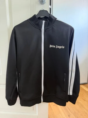 Palm Angels svart track jacket - Snygg svart track jacket från Palm Angels som är sparsamt använd. Storlek S