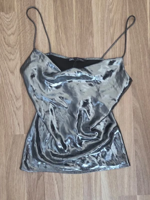 Fest topp silver  - Snygg fest topp från Zara med lite drapering upptill över bysten.