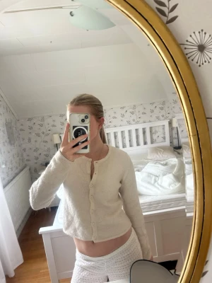 Vit kofta från Gina Tricot - Mysig vit kofta från Gina Tricot. Passa perfet till alla tillfällen!