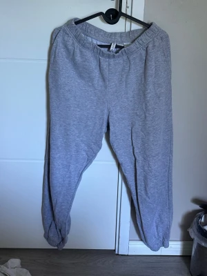 Gråa sweats - Gråa sweats med cuffs