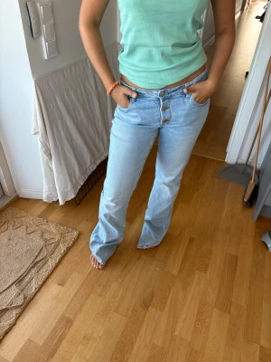 Jeans  - Jättesnygga jeans från Gina 🩷 Finns resår och är väldigt sköna med vanliga fickor där bak! Fin kvalitet, sparsamt använda 🤗
