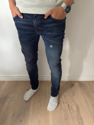Jack and Jones jeans  - Säljer ett par feta jeans från Jack and Jones, Bra skick, storlek W31 L30, model Skinny/Liam. Nypris runt 1200kr, mitt pris 329kr. Modellen är 183cm o 68kg. Hör gärna av er vid funderingar eller bud!