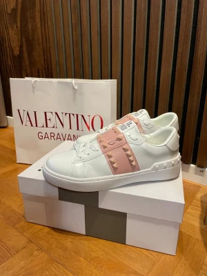 Valentino sneakers, alla storlekar finns🥰 - Säljer valentino garavani skor, rockstud 11 med rosa färgade nitar. Väldigt fina och passar till de mesta, sommar skor som passar perfekt nu till sommaren, allt medföljer som på bild. Box och påse. Va snabb me beställningar, alla storlekar finns inne, för frågar är det bara att höra av sig, kika även in våra omdömen🥰